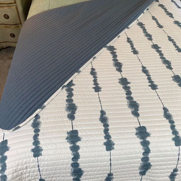 ienjoy King bedpread quilt wht Blue Ish Gray watercolor design reversable - Picture 6 of 9